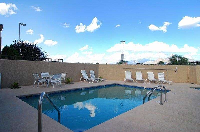 Western Gold Poppy Hotel
